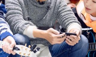 王俊凯为谢霆锋庆生